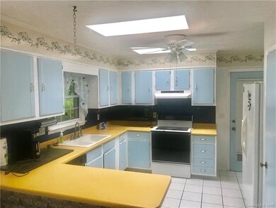 113 Atwood Dr, Hendersonville, NC 28792 - photo 4