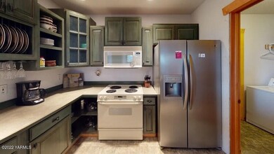 thumbnail_UNZNxz2fbTP-Kitchen.jpg 411 Re