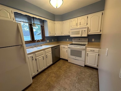 205 Ohio St unit 4, Decorah, IA 52101 - photo 3