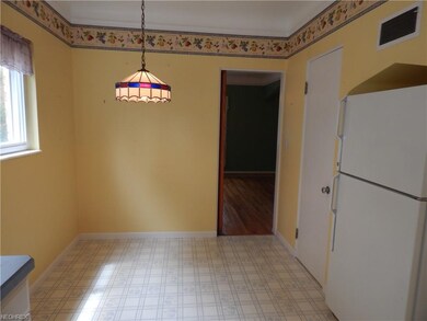 Eat-in portion of the downstairs unit kitchen.