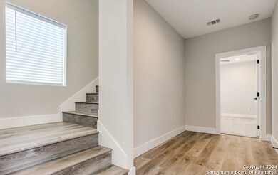 1618 W Lawndale Dr unit 1, San Antonio, TX 78209 - photo 4