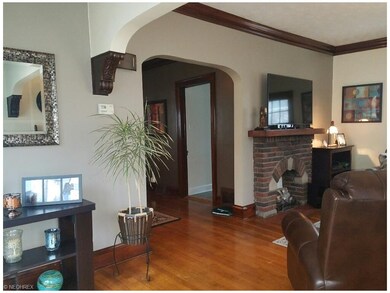 Plenty of room, nice deco fireplace, cute archway!