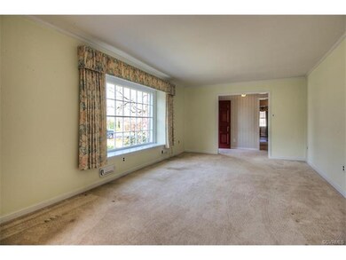 LARGE FORMAL LIVING ROOM W/BEAUTIFUL HARDWOOD FLOO