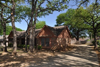 604 Stonehenge Dr, Hurst, TX 76054 - photo 2