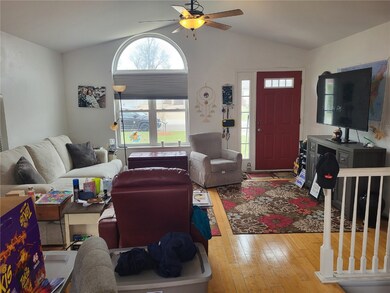 Livingroom w/vaulted ceiling & decorative half rou