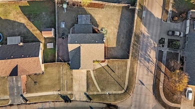 812 S Avery St, Moore, OK 73160 - photo 3