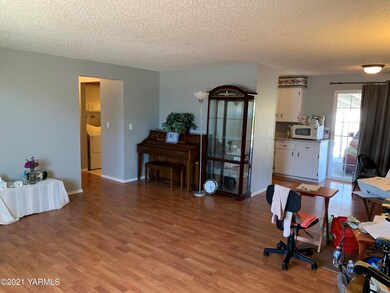 1107 w orchard front room 2