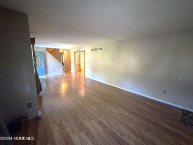 7 Peach Tree Living to Foyer