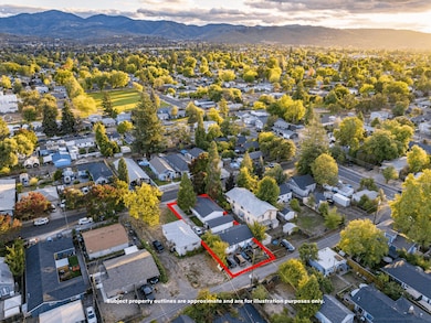 1036 W 12th St, Medford, OR 97501 - photo 2