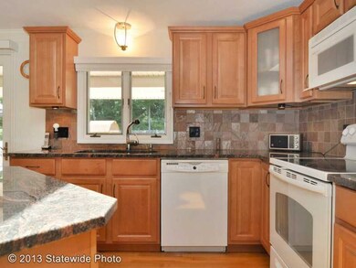926 Middlebridge Rd, Wakefield, RI 02879 - photo 4