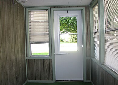 313 E Newkirk St, Tuscola, IL 61953 - photo 3