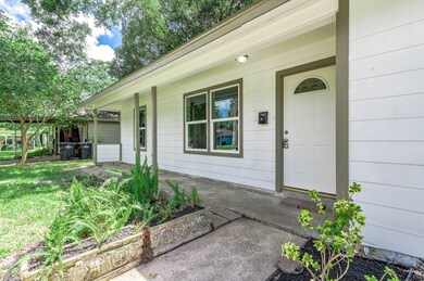 210 Mclemore Dr, Alvin, TX 77511 - photo 2