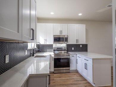 Kitchen with appliances with stainless steel fini