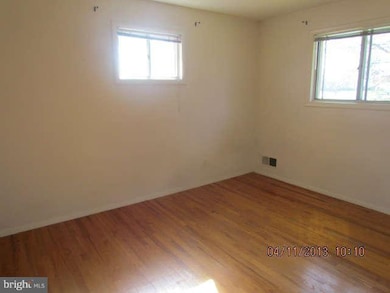 14226 Chadwick Ln, Rockville, MD 20853 - photo 4