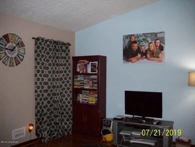 6907 Roseborough Ct, Louisville, KY 40228 - photo 4