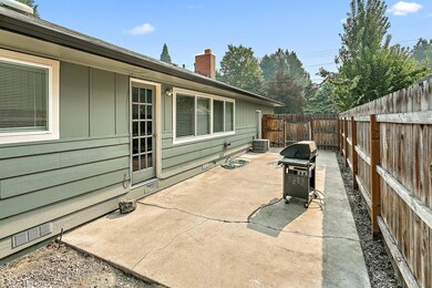 907 Beall Ln, Central Point, OR 97502 - photo 6