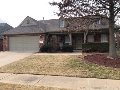 Nice shade tree and side walks!