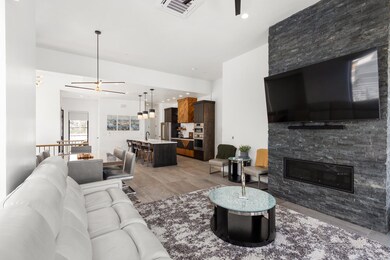 1518 Torrey Pines Road-large-011-004-051