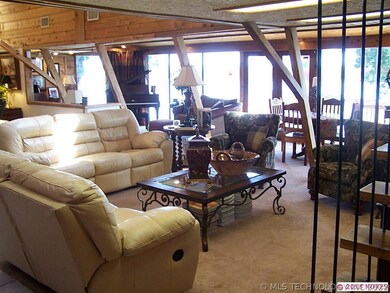 another very open living & dining area with fantas