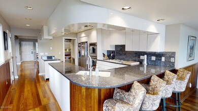 Kitchen, Eatin Bar, Pantry