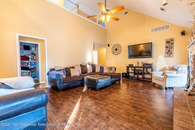 11945 Whispering Pines Dr, Olive Branch, MS 38654 - photo 4