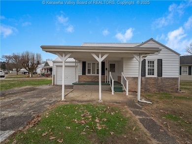 2039 Benedict Cir, Saint Albans, WV 25177 - photo 2