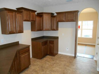 Hillcrest Raised panel cabinets staggered and with crown. Kitchen comes with complete Whirlpool Appliance Package (all 4 pieces) pantry, breakfast bar and open to the family room 