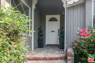 21802 Ybarra Rd, Woodland Hills, CA 91364 - photo 3