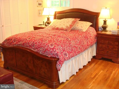 9109 Santayana Dr, Fairfax, VA 22031 - photo 4