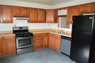 Neutral kitchen. Modern appliances included