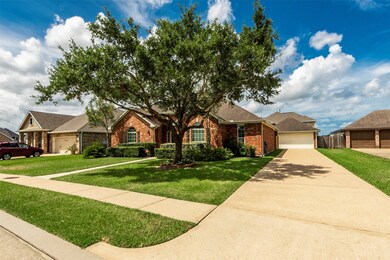 1060 Jennifer St, Alvin, TX 77511 - photo 4