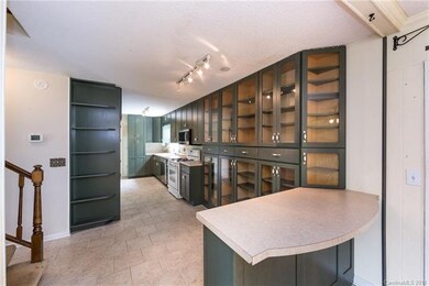 The kitchen features a tile floor, gas cooking, an