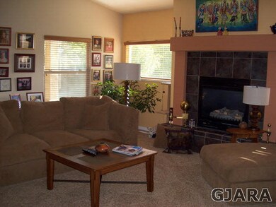 Spacious family room w/gas log fireplace
