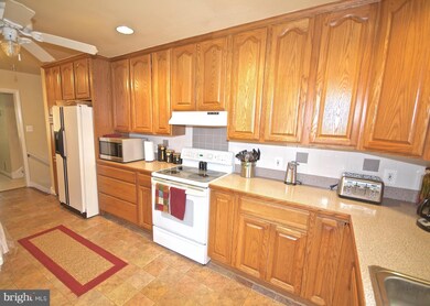 7213 Kempton Rd, Lanham, MD 20706 - photo 6