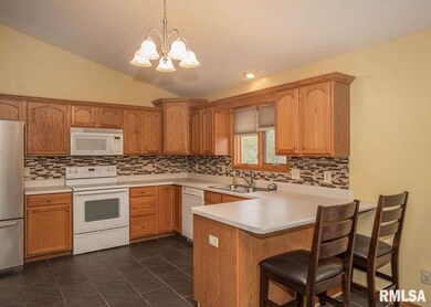 6141 N Thornwood Ave, Davenport, IA 52806 - photo 5