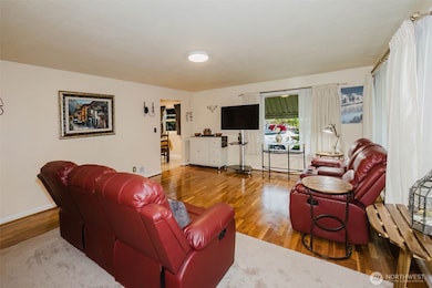 Large living room, great for entertaining.