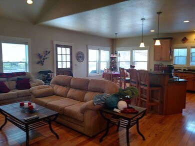 Livingroom to kitchen