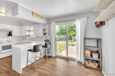 1302 W Gentry St, Henryetta, OK 74437 - photo 6