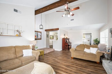 7_Living Room (2)