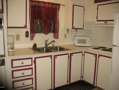 5850 Box R Kitchen (2)