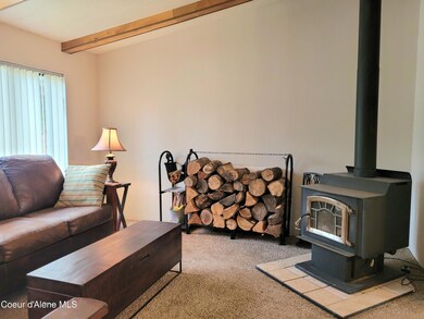 Living rm with vaulted ceilings