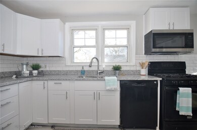 72 Hollis Ave, Warwick, RI 02889 - photo 4