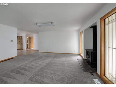 570 NE 24th St, Gresham, OR 97030 - photo 3