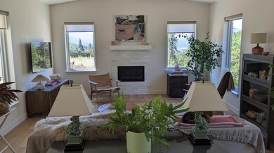 139 NE Vertical Dr, Grants Pass, OR 97526 - photo 4