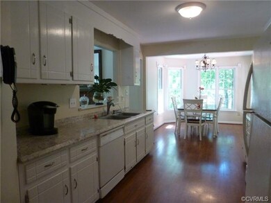 Gorgeous Kitchen! New Laminate Floors and New Coun