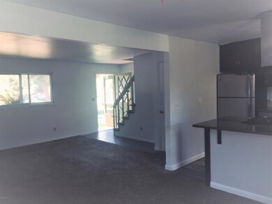 2019 799 Deer Blvd 5-living room