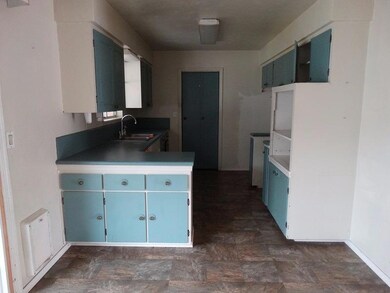 588 N 5th St, Central Point, OR 97502 - photo 5