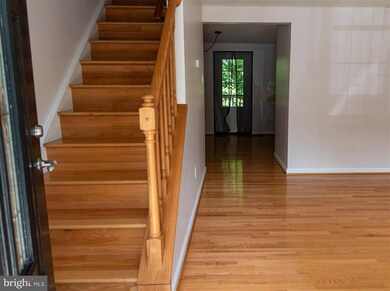 8693 Bent Arrow Ct, Springfield, VA 22153 - photo 4