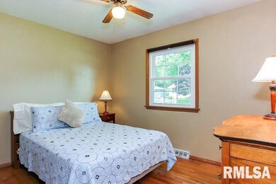 2165 W 35th St, Davenport, IA 52806 - photo 4