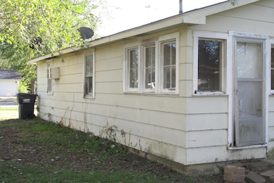 627 E 3rd St, Marshfield, MO 65706 - photo 3